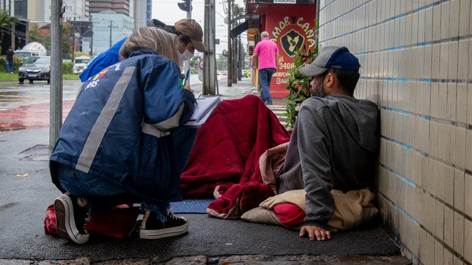 Com previsão de frio intenso, FAS amplia ações para acolhimento de pessoas em situação de rua em Curitiba a partir de terça