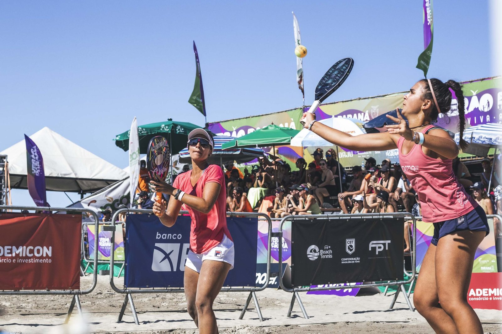 Fim de semana esportivo tem beach tennis, cross country, desafio de obstáculos e natação