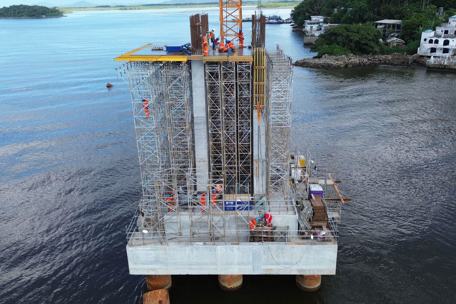 Com base das torres do trecho estaiado concluída, Ponte de Guaratuba chega a 44,2% de execução