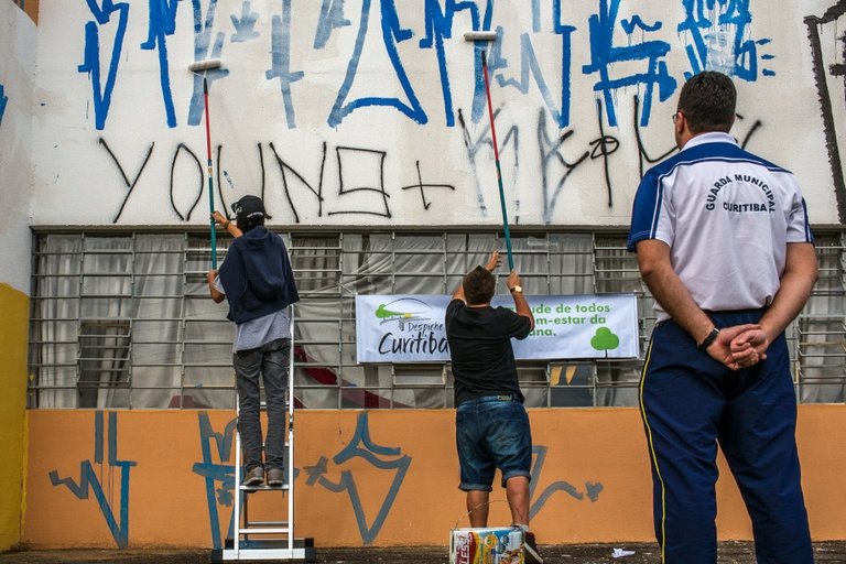Pais podem vir a ser responsabilizados por pichação de menores em Curitiba