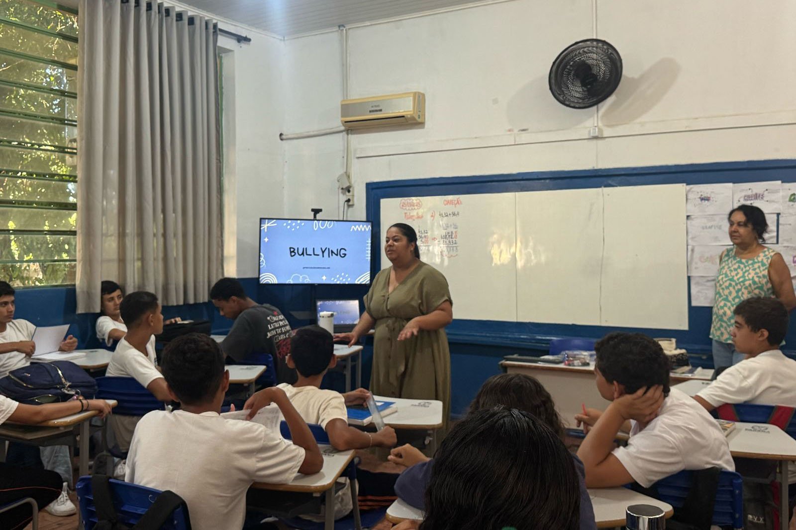 Combate ao bullying: alunos de colégio estadual criam música e videoclipe para conscientização