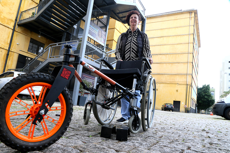 Inventora de Curitiba é finalista de prêmio internacional com acessório que dá autonomia a cadeirantes