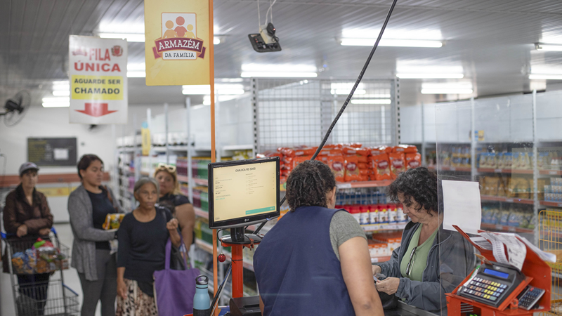 Semana da Economia dos Armazéns da Família de Curitiba tem leite integral mais barato