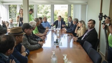 Urbs, motoristas e vereadores discutem medidas para coibir a prática de rabeira nas canaletas dos ônibus em Curitiba