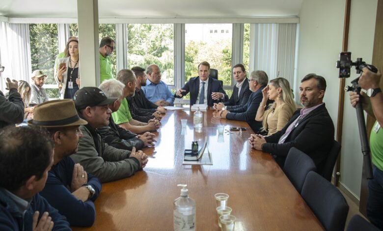 Urbs, motoristas e vereadores discutem medidas para coibir a prática de rabeira nas canaletas dos ônibus em Curitiba
