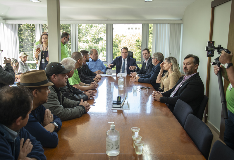 Urbs, motoristas e vereadores discutem medidas para coibir a prática de rabeira nas canaletas dos ônibus em Curitiba