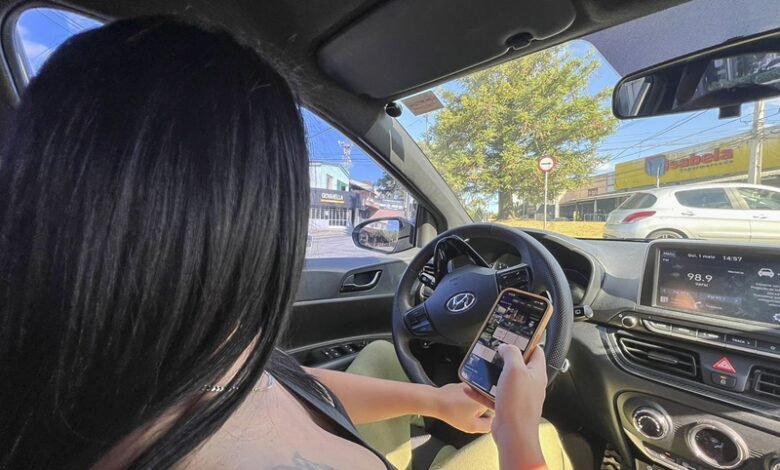 Número de multas por uso de celular ao dirigir diminui, mas infração ainda preocupa