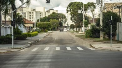 Buracos em rua do Novo Mundo darão espaço para o tão esperado asfalto novo