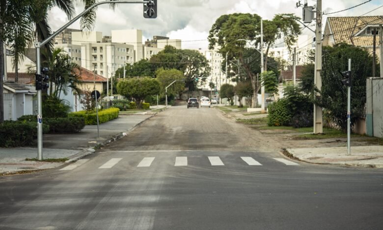 Buracos em rua do Novo Mundo darão espaço para o tão esperado asfalto novo