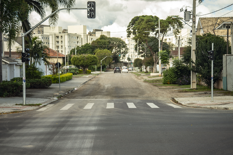 Buracos em rua do Novo Mundo darão espaço para o tão esperado asfalto novo