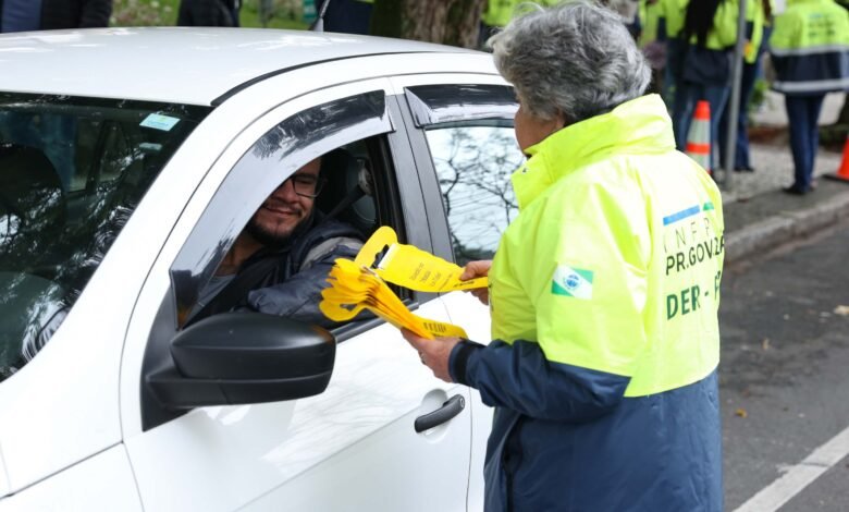Maio Amarelo: DER promove ação de conscientização de condutores em Curitiba