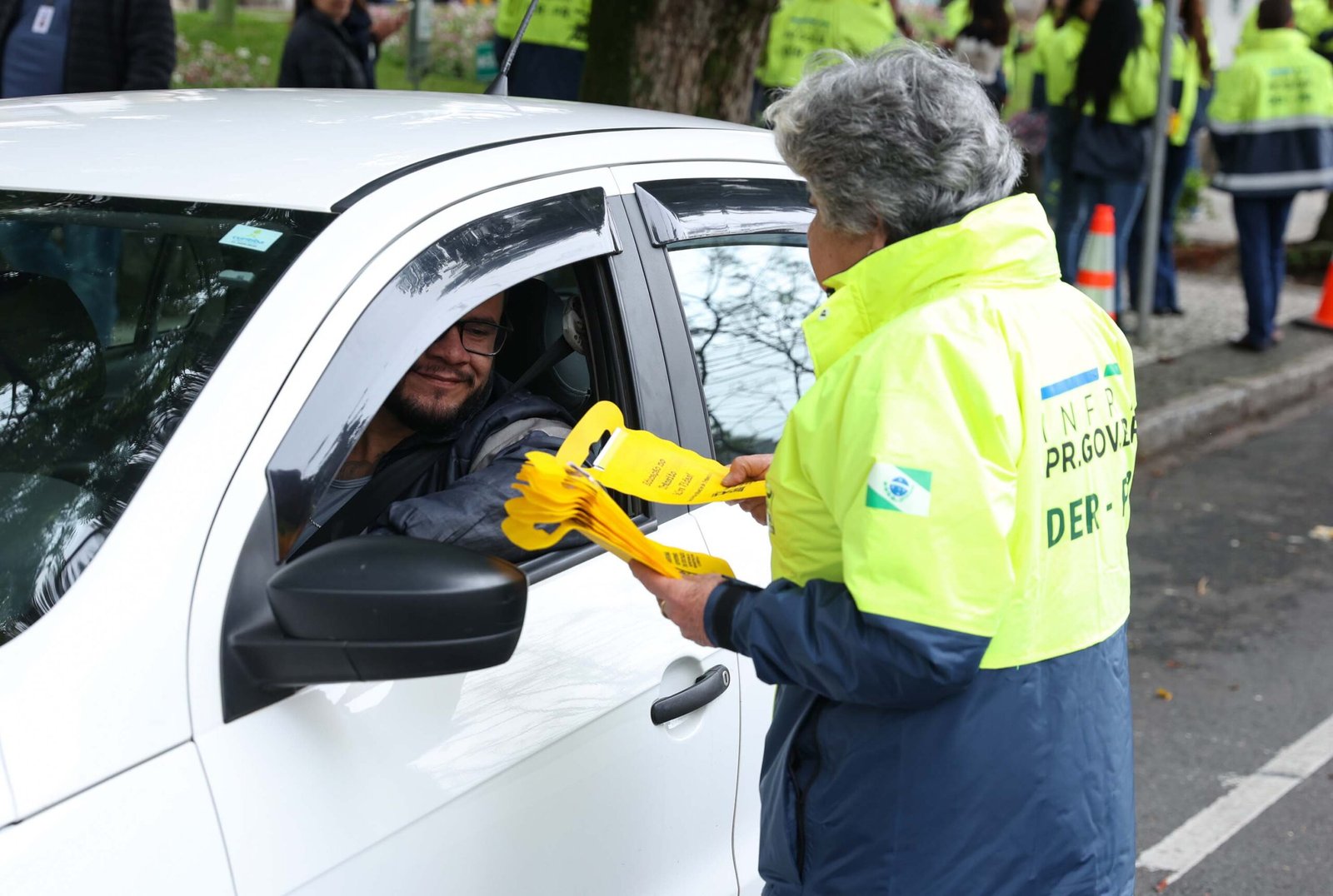 Maio Amarelo: DER promove ação de conscientização de condutores em Curitiba