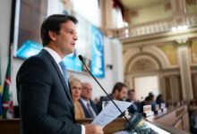 Na Câmara, Pimentel presta contas e faz 10 anúncios para 2026