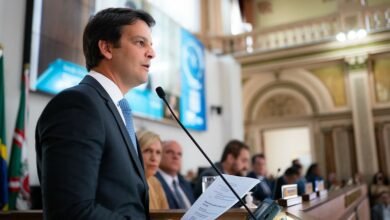 Na Câmara, Pimentel presta contas e faz 10 anúncios para 2026